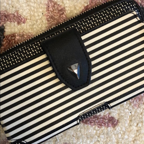 Stella & Dot Madison Tech wallet - Picture 2 of 3